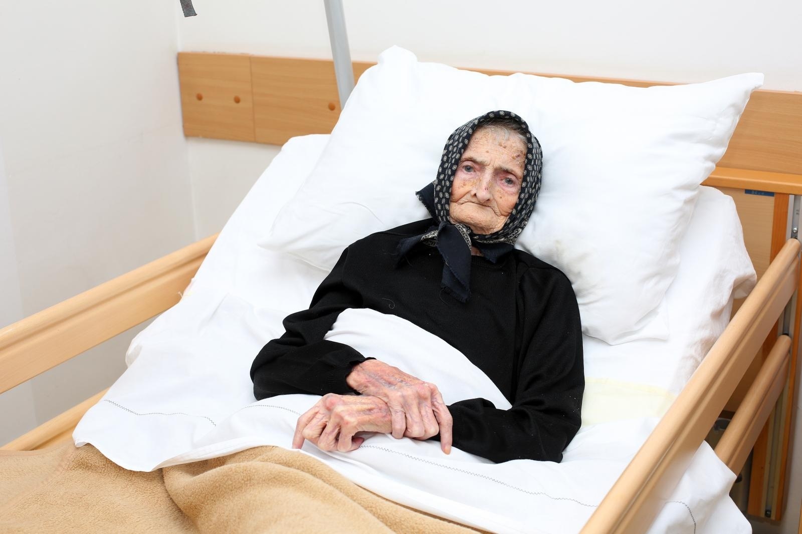 01.12.2020., Karlovac - Margareta Kranjcec 99-godisnja korisnica Doma za starije Sv. Antun u Karlovcu najstarija je korisnica doma koja je preboljela koronavirus. Baka Margareta nakon pozitivnog testa lijecenje je nastavila u Opcoj bolnici Ogulin iako je bila asimtomatska. Nakon tri tjedna lijecenja u Opcoj bolnici Ogulinu vratila se natrag u Dom za starije Sveti Antun. U domu je tek par mjeseci, no vec neko je vrijeme nepokretna, relativno je dobrog zdravlja i ne prima nikakve terapije.
Photo: Kristina Stedul Fabac/PIXSELL