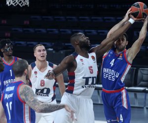 epa08862348 Dogus Balbay (R) of Anadolu Efes in action against Tonye Jekiri (2-R) of Baskonia Vitoria-Gasteiz during the Euroleague basketball match between Anadolu Efes vs Baskonia Vitoria-Gasteiz at Sinan Erdem Arena in Istanbul, Turkey, 04 December 2020.  EPA/ERDEM SAHIN