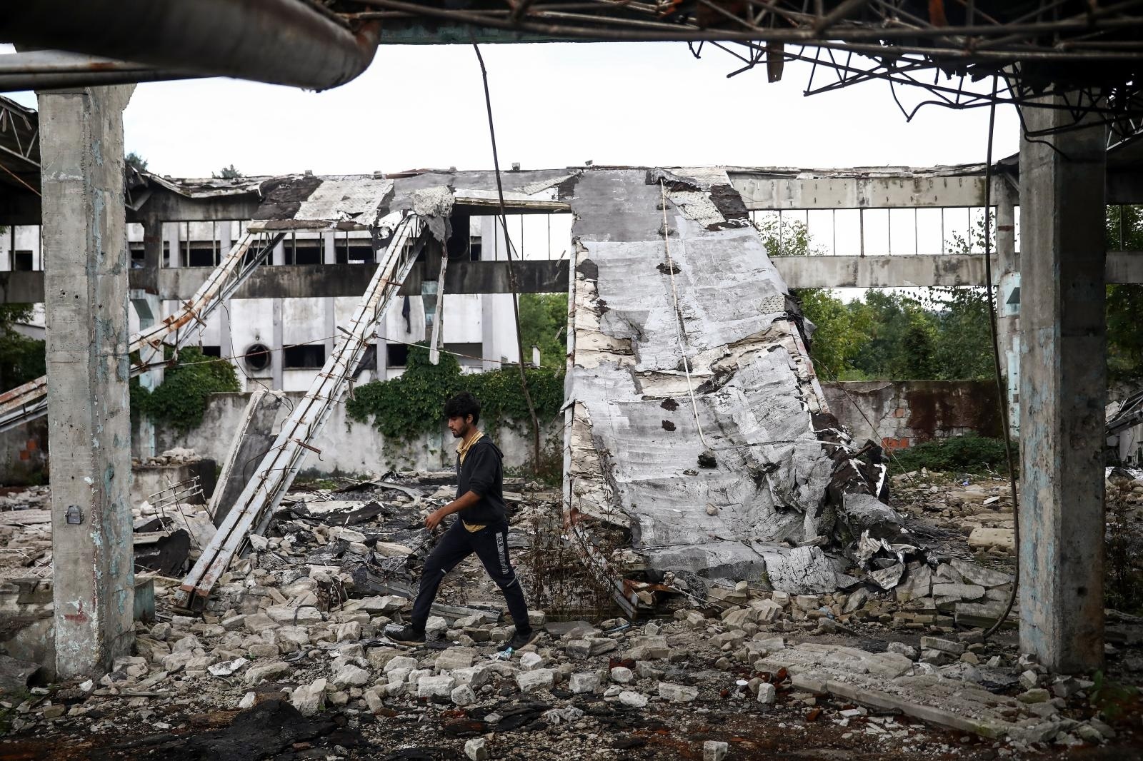 23.09.2020., Bihac, Bosna i Hercegovina - Veliki broj migranata nalazi se na ulicama Bihaca. Najvise ih je medju rusevinama bivse tvornice Krajina-metal udaljene svega nekoliko kilometara od centra grada. Migranti kazu kako ih Bihacka policija svakodnevno maltretira, dolaze do njih, tuku ih i otimaju novac i telefone.
Photo: Armin Durgut/PIXSELL