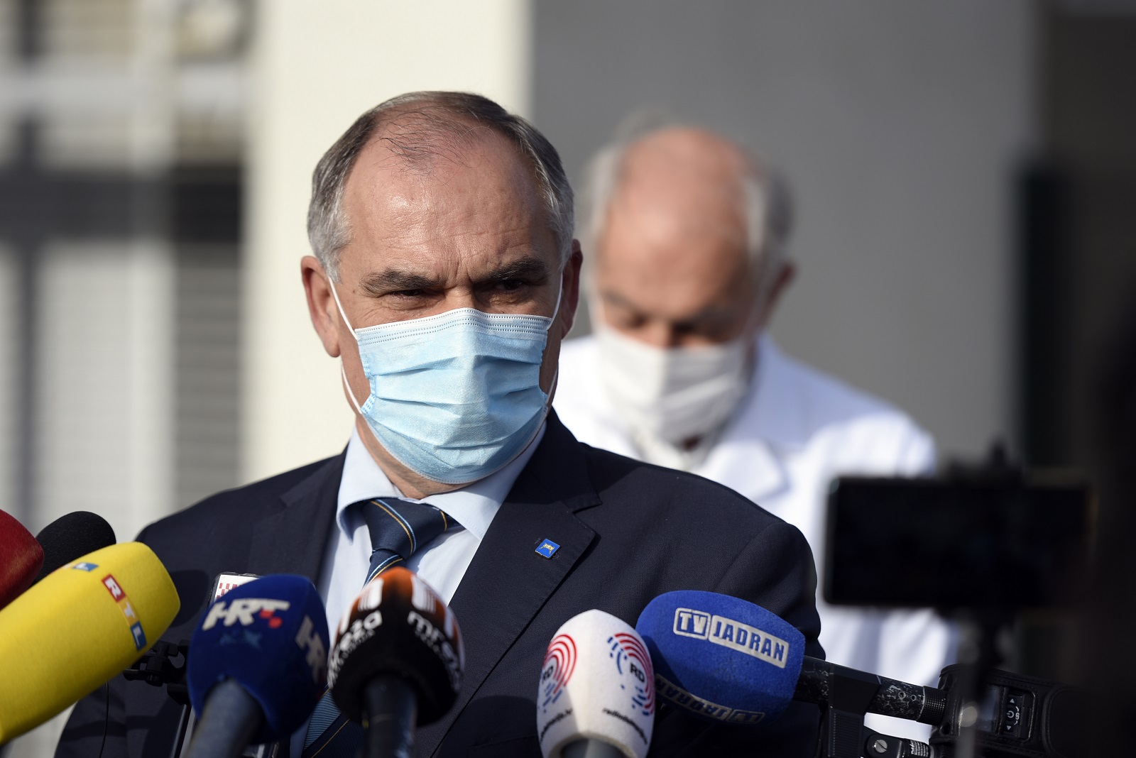 Split, 24.11.2020 - Župan Blaženko Boban urucio je  dva uredaja za terapiju visokog protoka kisika ravnatelju KBC Split Juliju Maštrovicu. Na slici Blaženko Boban.                               foto HINA/ Mario STRMOTIC/ ms