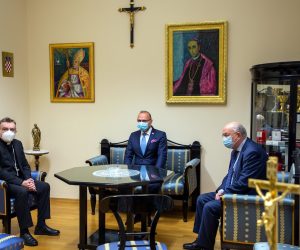 Zagreb, 09.12.2020 - Zagrebacki nadbiskup kardinal Josip Bozanic susreo se u srijedu 9. prosinca 2020. godine s ministrom vanjskih i europskih poslova Republike Hrvatske gospodinom dr. sc. Gordanom Grlicem Radmanom u Uredu zagrebackoga nadbiskupa, Kaptol 29. U pratnji gospodina Ministra bio je Mate Granic.
foto HINA/ Zagrebacka nadbiskupija/ ds