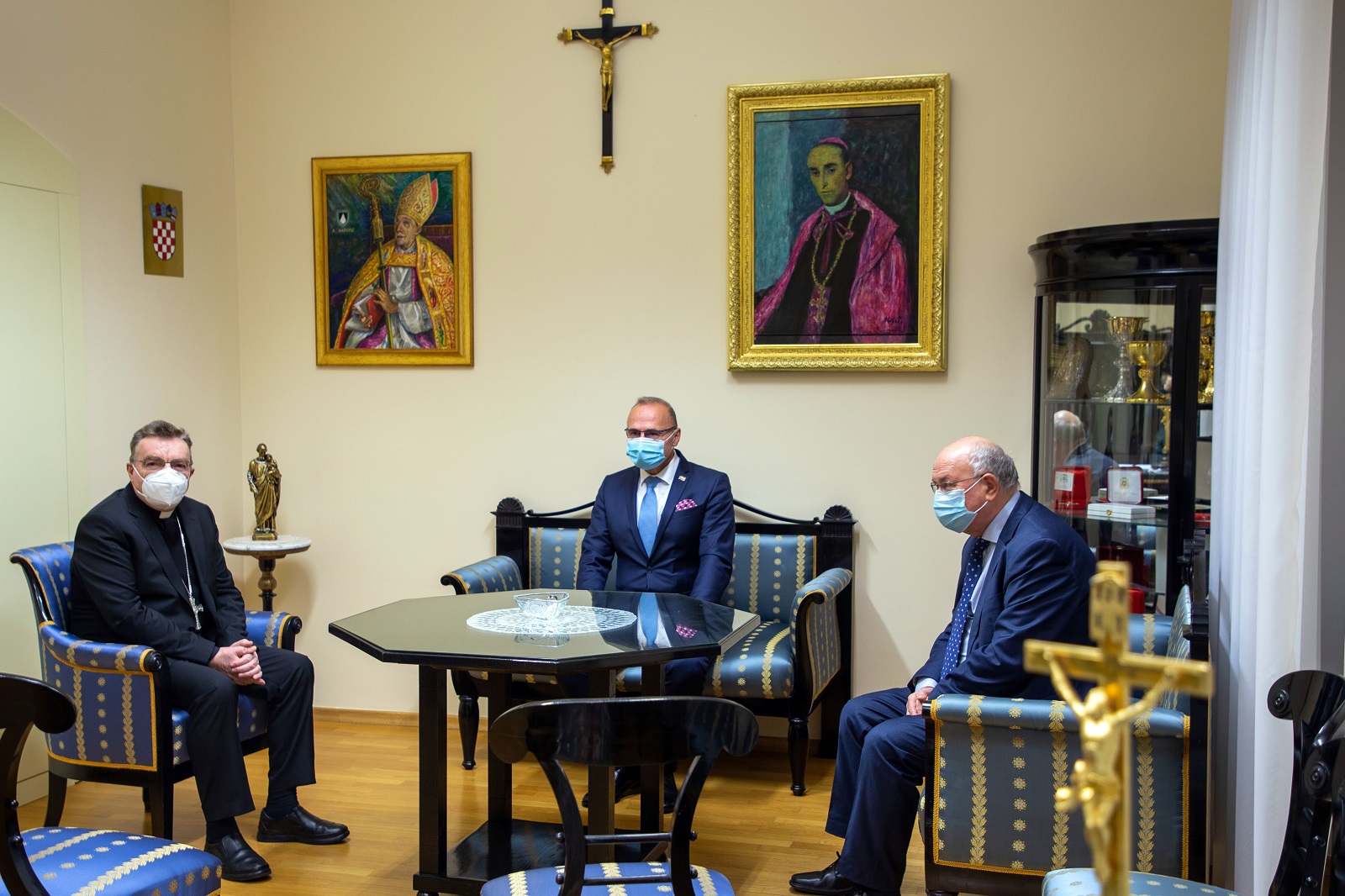 Zagreb, 09.12.2020 - Zagrebacki nadbiskup kardinal Josip Bozanic susreo se u srijedu 9. prosinca 2020. godine s ministrom vanjskih i europskih poslova Republike Hrvatske gospodinom dr. sc. Gordanom Grlicem Radmanom u Uredu zagrebackoga nadbiskupa, Kaptol 29. U pratnji gospodina Ministra bio je Mate Granic.
foto HINA/ Zagrebacka nadbiskupija/ ds