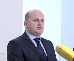 26.10.2020., Zagreb - U Saboru je pocela tematska sjednica Odbora za zdravstvo o dugovima drzave prema veledrogerijama. Zastupnik Ivan Celic komentirao je prije sjednice stanje u zdravstvu. Photo: Patrik Macek/PIXSELL