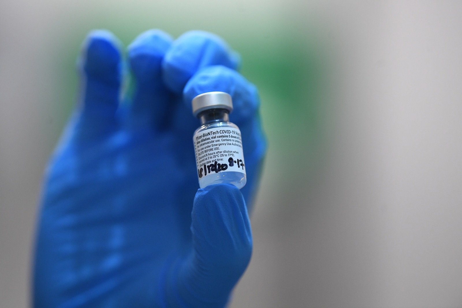 epa08870158 A member of medical staff holds a phial of the Pfizer/BioNTech Covid-19 vaccine jab at Guy's Hospital in London, Britain, 08 December 2020. The UK started the largest immunisation programme in the country's history. Care home workers, NHS staff and people aged 80 and over will begin receiving the jab protecting against the SARS-CoV-2 coronavirus.  EPA/VICTORIA JONES / POOL