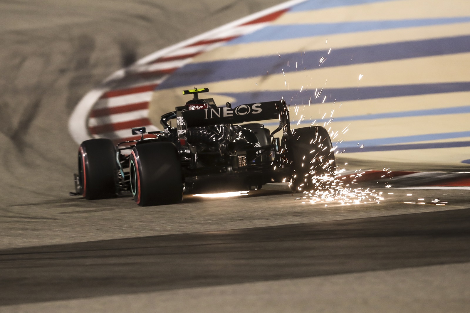 epa08863978 Finnish Formula One driver Valtteri Bottas of Mercedes-AMG Petronas in action during the third practice session of the Formula One Sakhir Grand Prix at Bahrain International Circuit near Manama, Bahrain, 05 December 2020. The Formula One Sakhir Grand Prix will take place on 06 December 2020.  EPA/TOLGA BOZOGLU / POOL