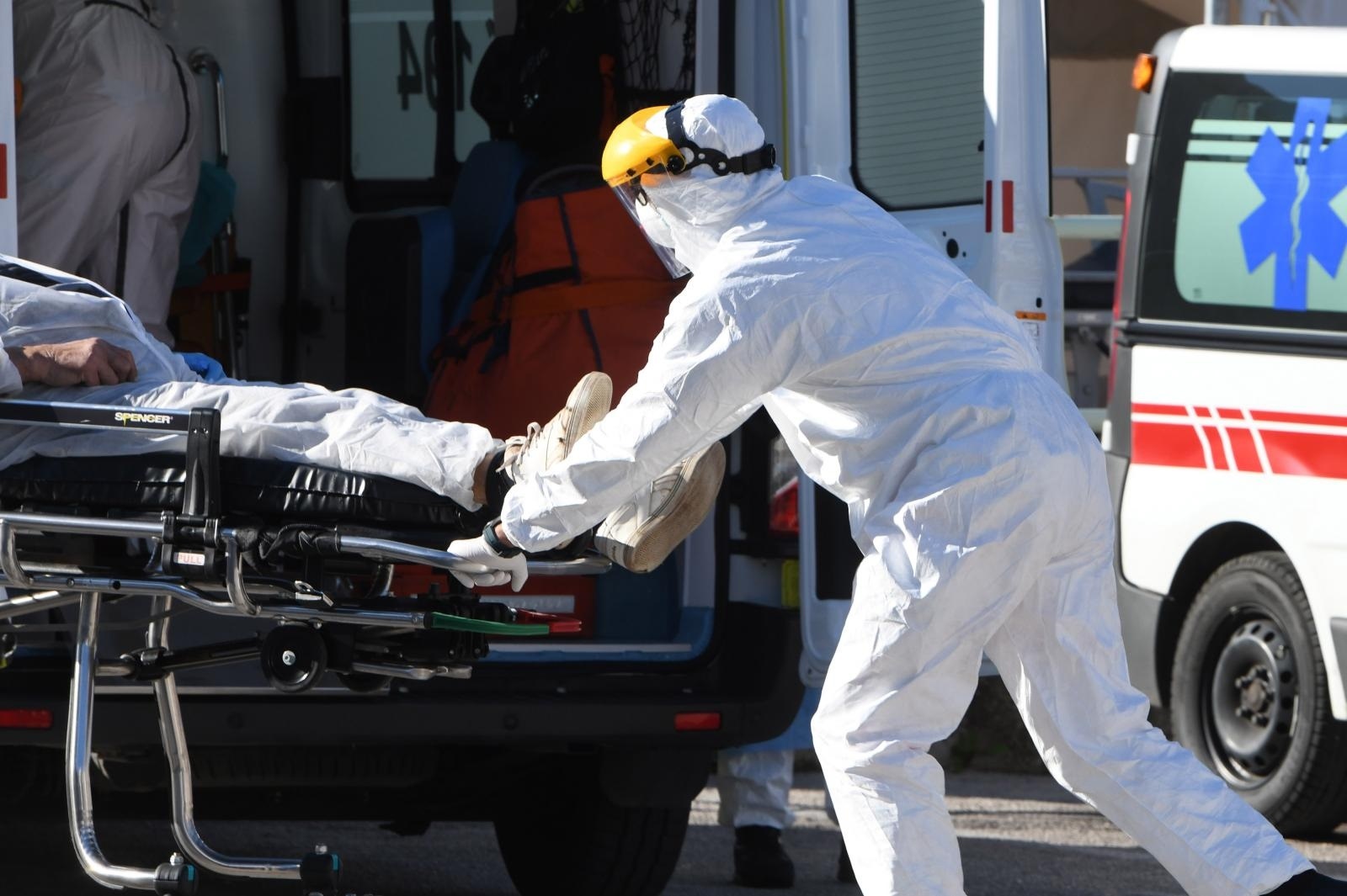 28.11.2020., Sibenik - Dovozenje pacijenta sa sumnjom na koronavirus kolima Hitne pomoci u sibensku Opcu bolnicu.
Photo: Hrvoje Jelavic/PIXSELL