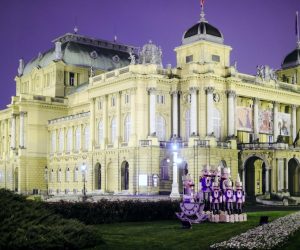 27.11.2020., Zagreb - Gradska svakodnevica u sredistu grada u doba pandemije koronavirusa. I ove godine kao dio Adventa u gradu postavljeni su veliki Orasari ispred HNK. Iako ce Advent biti skromniji na livadi s dvije strane HNK je ovaj puta postavljen veliki broj simpaticnih figura koji privlace i svojim dimenzijama ali i samom pojavom. Photo: Sanjin Strukic/PIXSELL