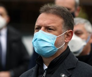 Zagreb, 10.12.2020 - U povodu 21. obljetnice smrti utemeljitelja Hrvatske demokratske zajednice i prvog predsjednika Republike Hrvatske dr. Franje Tuđmana, izaslanstvo HDZ-a predvođeno predsjednikom Hrvatskoga sabora Gordanom Jandrokovićem (na slici), zamjenikom predsjednika HDZ-a, potpredsjednikom Vlade RH i ministrom hrvatskih branitelja Tomom Medvedom te glavnim tajnikom HDZ-a Krunoslavom Katičićem položilo je vijenac i zapalilo svijeću na Tuđmanovu grobu na zagrebačkom groblju Mirogoju.
Foto HINA/ Dario GRZELJ/ dag
