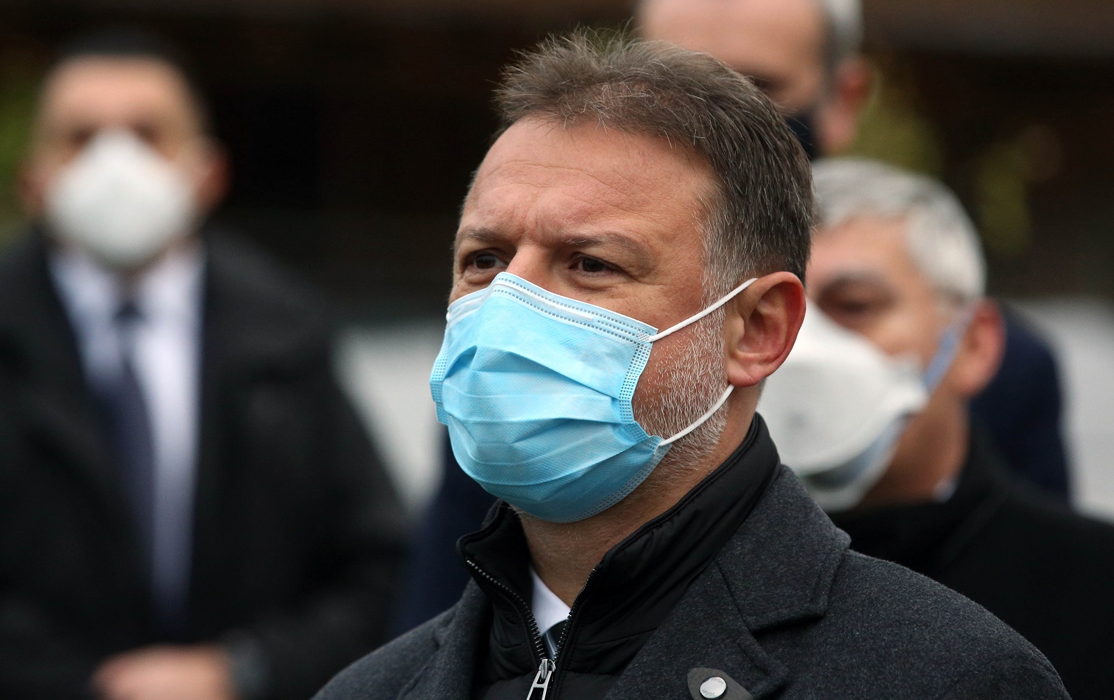 Zagreb, 10.12.2020 - U povodu 21. obljetnice smrti utemeljitelja Hrvatske demokratske zajednice i prvog predsjednika Republike Hrvatske dr. Franje Tuđmana, izaslanstvo HDZ-a predvođeno predsjednikom Hrvatskoga sabora Gordanom Jandrokovićem (na slici), zamjenikom predsjednika HDZ-a, potpredsjednikom Vlade RH i ministrom hrvatskih branitelja Tomom Medvedom te glavnim tajnikom HDZ-a Krunoslavom Katičićem položilo je vijenac i zapalilo svijeću na Tuđmanovu grobu na zagrebačkom groblju Mirogoju.
Foto HINA/ Dario GRZELJ/ dag