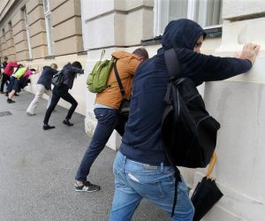 17.07.2020.,Zagreb - Konceptualni umjetnik Sinisa Labrovic izvodi intervenciju pod naslovom â€žMilimetarâ€ś kojom zeli osigurati da Sabor ubuduce radi u duhu istine, tolerancije i rada za opce dobro svih gradjana Republike Hrvatske. 
Photo: Dalibor Urukalovic/PIXSELL
