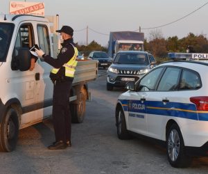 06.04.2020., Sibenik - Od danas su na snazi nove e-propusnice za kretanje gradjana iz grada u grad. Policijski sluzbenici od ponoci kontroliraju nove e-propisnice.
Photo: Hrvoje Jelavic/PIXSELL