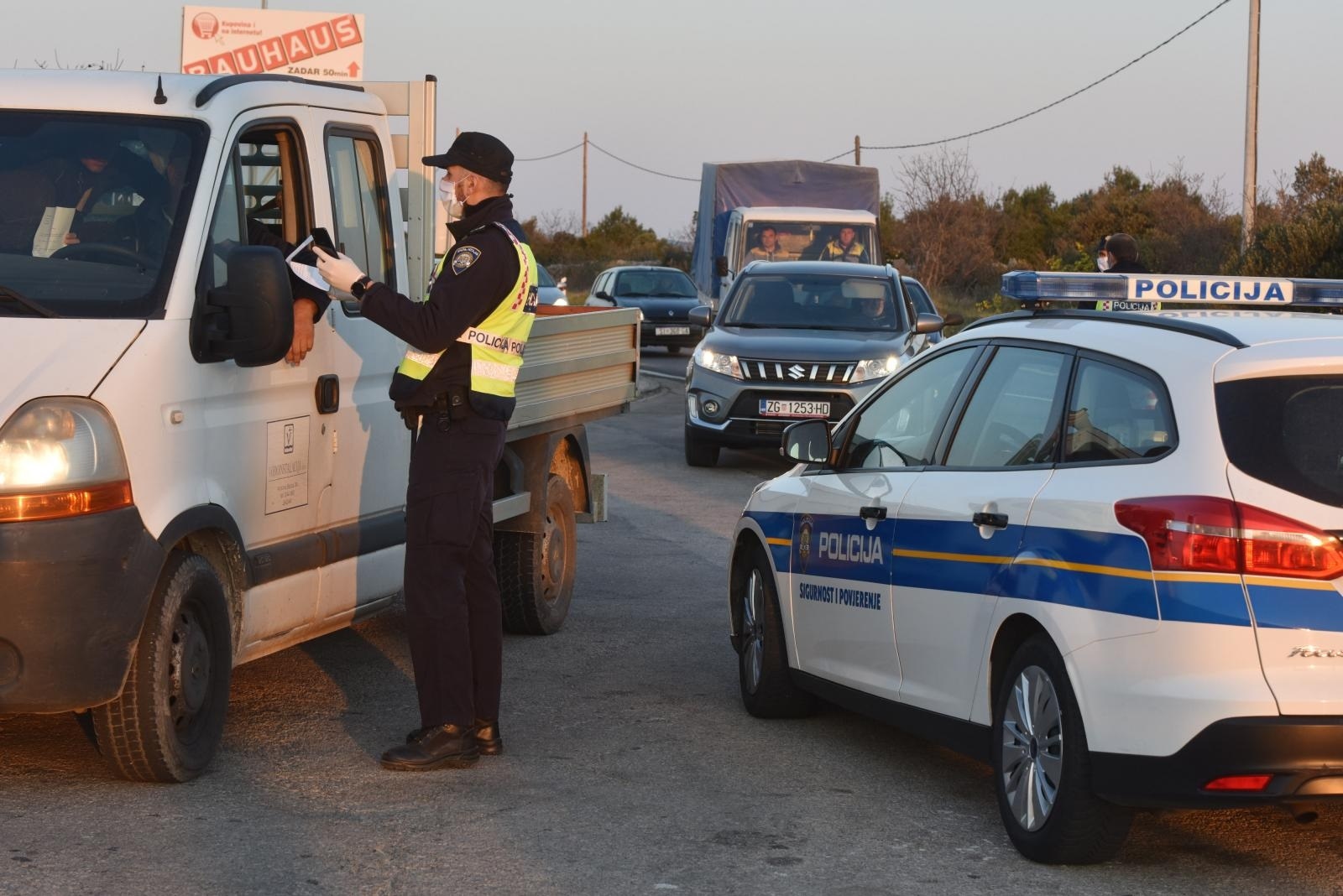 06.04.2020., Sibenik - Od danas su na snazi nove e-propusnice za kretanje gradjana iz grada u grad. Policijski sluzbenici od ponoci kontroliraju nove e-propisnice.
Photo: Hrvoje Jelavic/PIXSELL