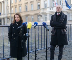 Zagreb, 23.12.2020 - Radnička fronta je ispred Hrvatskog sabora održala konferenciju za novinare u povodu stanja u zdravstvu i mogućih rješenja. 
Na fotografiji Katarina Peović, Anton Glasnović.
foto HINA/ Edvard ŠUŠAK/ es