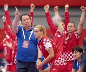 epa08879962 Head coach Nenad Sostaric of Croatia during the EHF EURO 2020 European Women's Handball Main Round - Group II match between Croatia and Norway at Sydbank Arena in Kolding, Denmark, 12 December 2020.  EPA/Bo Amstrup  DENMARK OUT