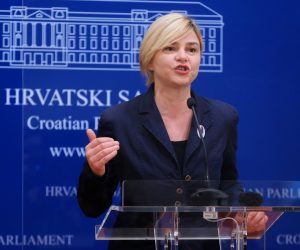 Zagreb, 01.12.2020 - Konferencija za medije Kluba zastupnika zeleno-lijevog bloka na temu "Izmjene i dopune Zakona o zaštiti pučanstva od zaraznih bolesti".
Na fotografiji Sandra Benčić.
foto HINA/ Edvard ŠUŠAK/ es