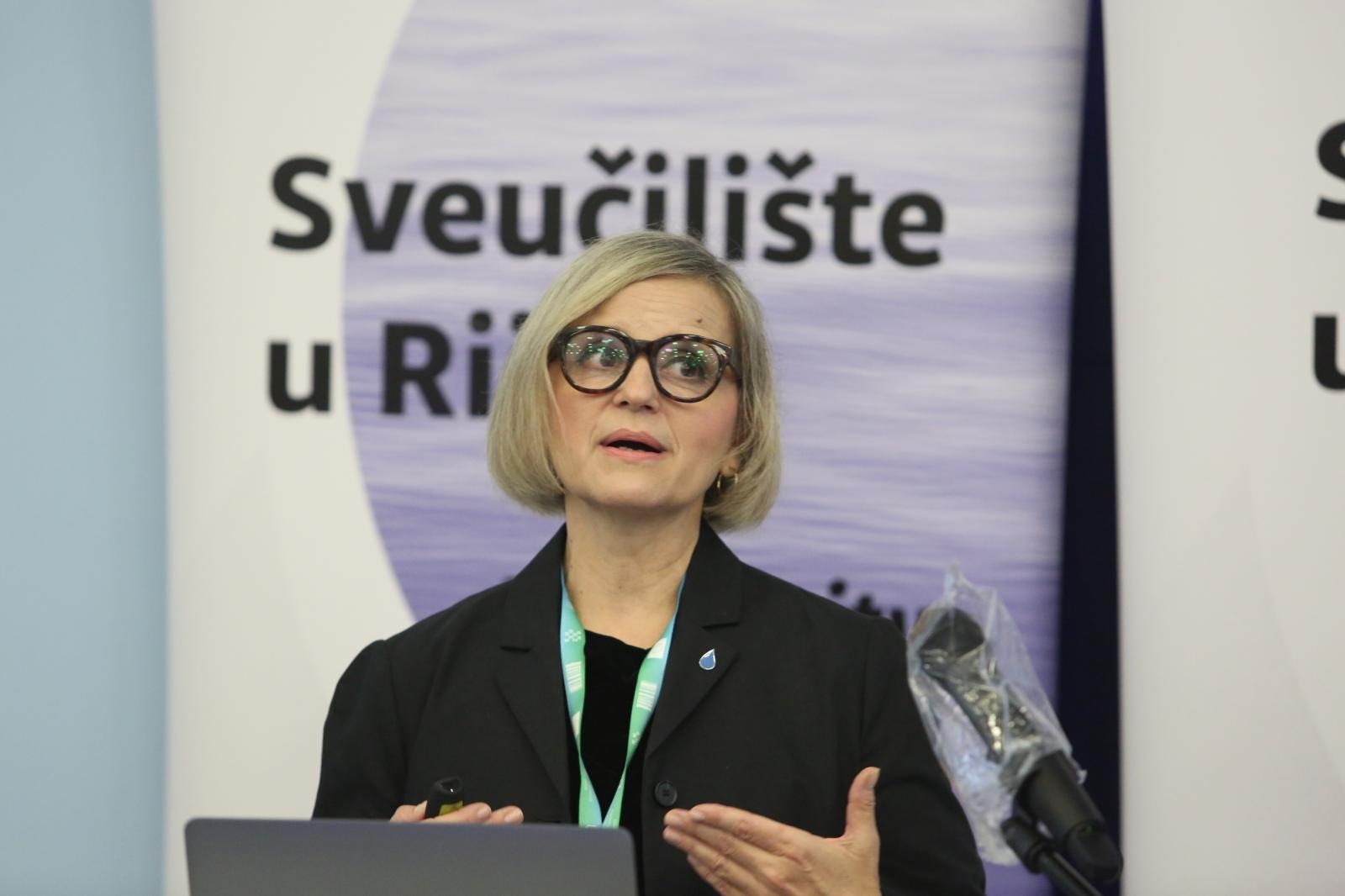24.09.2020., Rijeka -  Interdisciplinarni znanstveni skup posvecen virusu COVID-19 pod nazivom "Advancement in Virology Research & an Opportunity to Improve International Impact of the University of Rijeka". Na skupu u prostoru Gradjevinskog fakulteta govorili su: Ivan Djikic, Daniel Rukavina, Stipan Jonjic i Snjezana Prijic Samarzija.
Photo:Goran Kovacic/PIXSELL