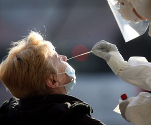 Zagreb, 23.11.2020 - Pocetak besplatnih testiranja gradana brzim antigenskim testovima na SARS-CoV-2 na 12 lokacija u organizaciji Gradskog ureda za zdravstvo i u suradnji s gradskim Domovima zdravlja. Na slici medicinski djelatnici tijekom brzog antigenskog testiranja u ambulanti Doma zdravlja Zagreb-Centar u Sigetu.
foto HINA/ Damir SENCAR/ ds