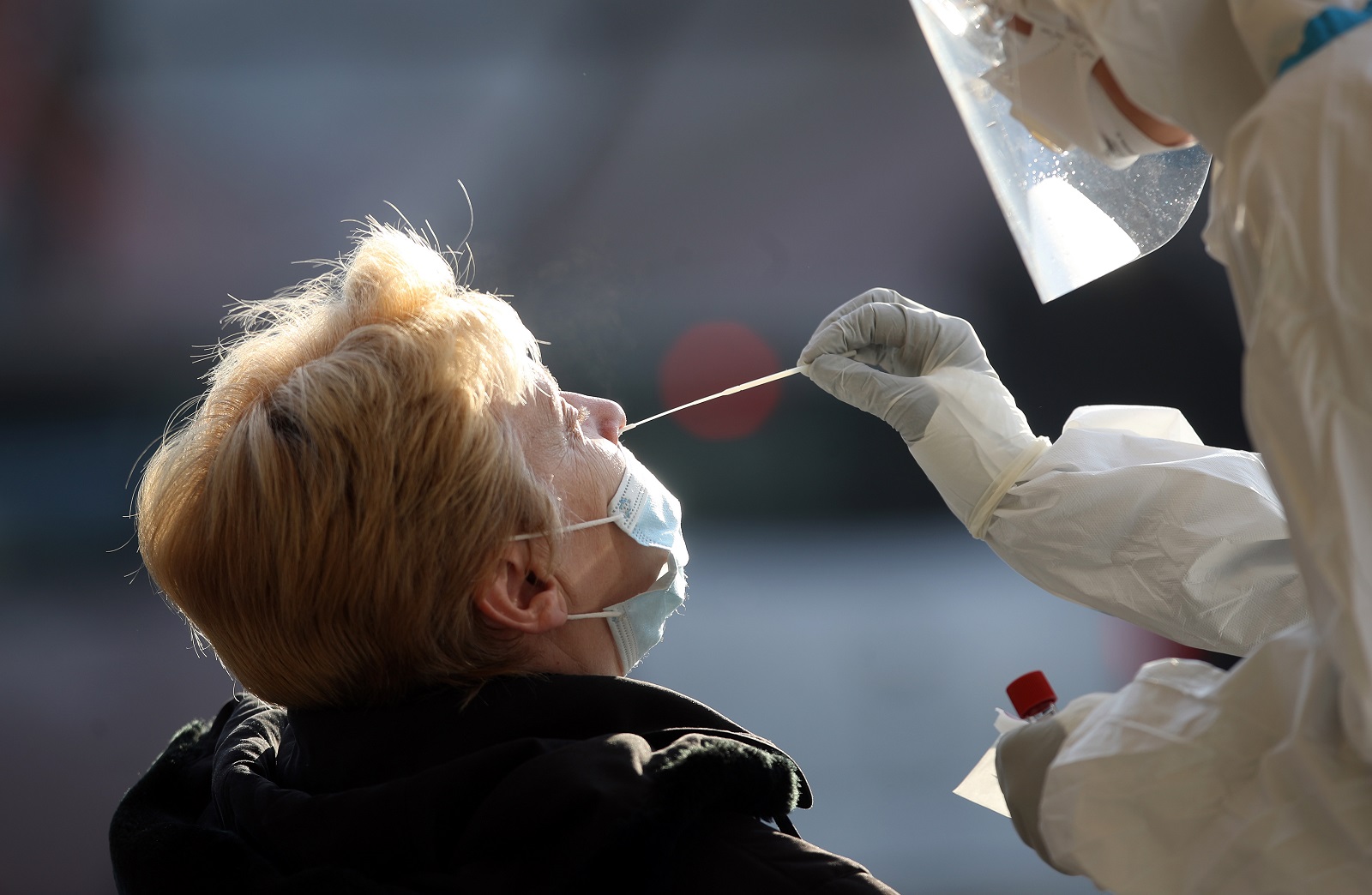 Zagreb, 23.11.2020 - Pocetak besplatnih testiranja gradana brzim antigenskim testovima na SARS-CoV-2 na 12 lokacija u organizaciji Gradskog ureda za zdravstvo i u suradnji s gradskim Domovima zdravlja. Na slici medicinski djelatnici tijekom brzog antigenskog testiranja u ambulanti Doma zdravlja Zagreb-Centar u Sigetu.
foto HINA/ Damir SENCAR/ ds