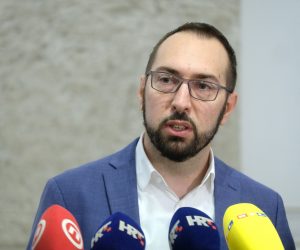 Zagreb, 09.12.2020. - Izjava Tomislava Tomaševića o raspadu Zeleno-lijeve koalicije.
Na fotografiji Tomislav Tomašević.
foto HINA/ Edvard ŠUŠAK/ es