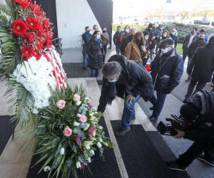 07.12.2020., Zagreb - Predstavnici Udruga Glas poduzetnika polozil su vijenac i zapalili svijece ispred Ministarstva gospodarstva i odrzivog razvoja, nezadovoljni radom toga ministarstva i ministra Tomislava Corica.
Photo: Borna Filic/PIXSELL