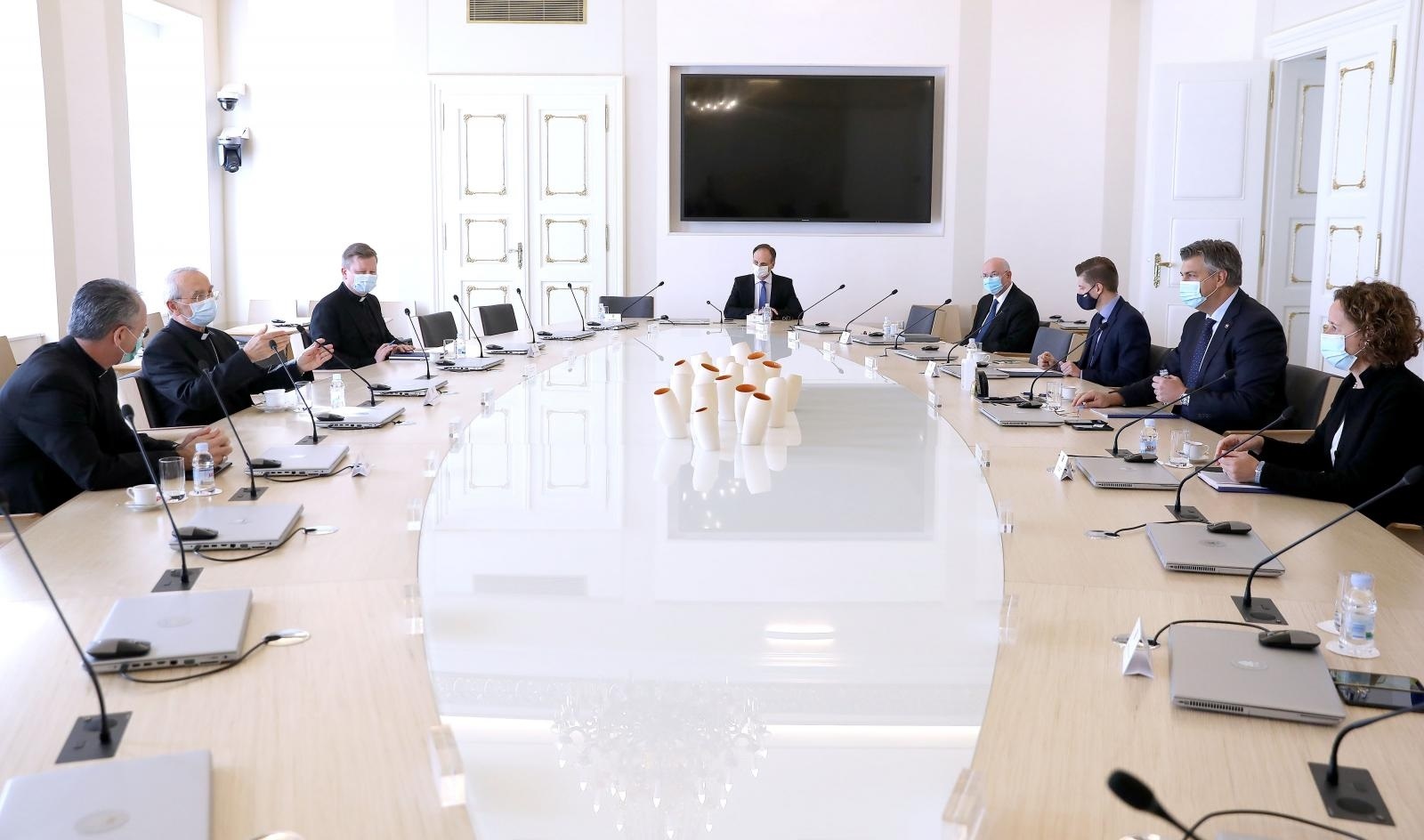 19.10.2020., Zagreb - Predsjednik Vlade Andrej Plenkovic primio je u Banskim dvorima predsjednika Hrvatske biskupske konferencije Zelimira Puljica, predsjednika Komisije HBK za odnose s drzavom i clana Stalnog Vijeca Hrvatske biskupske konferencije Drazena Kutlesu i generalnog tajnika HBK Krunoslava Novaka.
Photo: Patrik Macek/PIXSELL