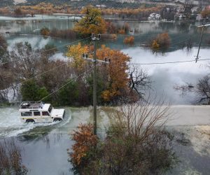 09.12.2020.,Vrgorac - Nezapamcen potop je na vrgorskom podrucju. Pod vodom su ceste, ugrozene su i kuce. Stanje je sve teze iz sata u sat.Mjestani iz kuca spasavaju sto se spasiti moze, namjestaj nose na kat, grade se zecji nasipi. U tome im pomazu pripadnici Hrvatske gorske sluzbe i radnici Vodoprivrede.Selo Kokorici je bilo prvo na udaru.
 Photo: Marko Dimic/PIXSELL