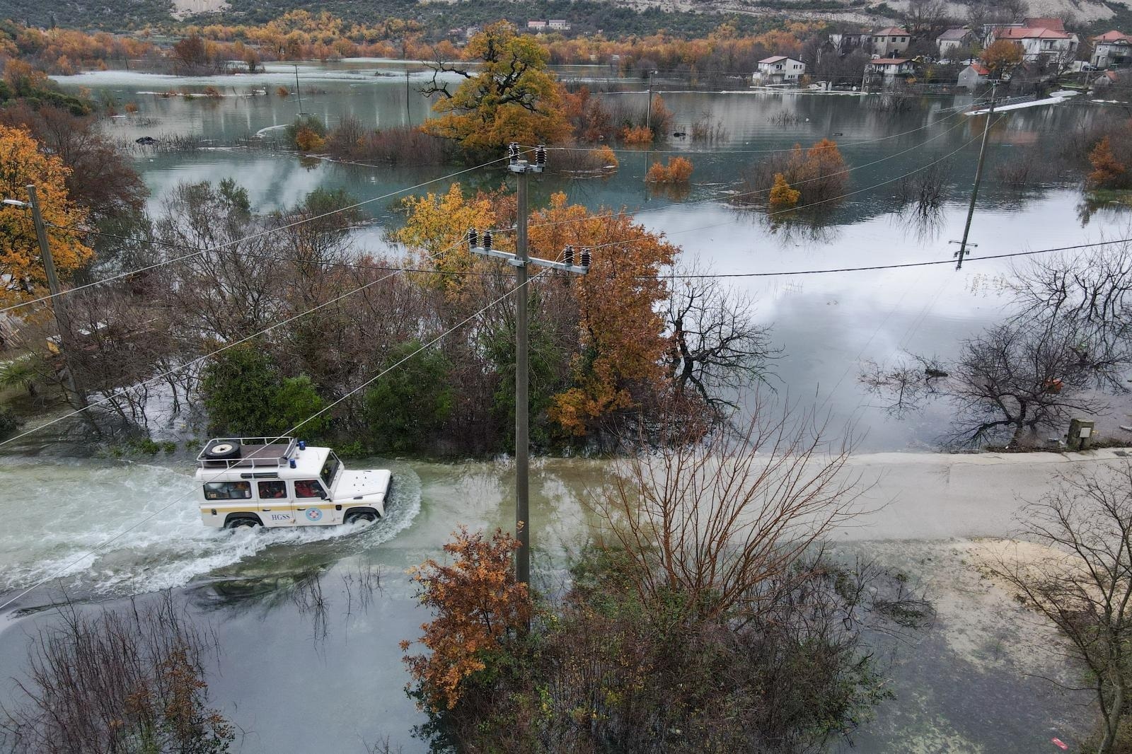 09.12.2020.,Vrgorac - Nezapamcen potop je na vrgorskom podrucju. Pod vodom su ceste, ugrozene su i kuce. Stanje je sve teze iz sata u sat.Mjestani iz kuca spasavaju sto se spasiti moze, namjestaj nose na kat, grade se zecji nasipi. U tome im pomazu pripadnici Hrvatske gorske sluzbe i radnici Vodoprivrede.Selo Kokorici je bilo prvo na udaru.
 Photo: Marko Dimic/PIXSELL