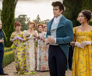 BRIDGERTON (L to R) BEN MILLER as LORD FEATHERINGTON, POLLY WALKER as PORTIA FEATHERINGTON, BESSIE CARTER as PRUDENCE FEATHERINGTON, HARRIET CAINS as PHILLIPA FEATHERINGTON, LUKE NEWTON as COLIN BRIDGERTON and RUBY BARKER as MARINA THOMPSON in episode 106 of BRIDGERTON Cr. NICK BRIGGS/NETFLIX © 2020