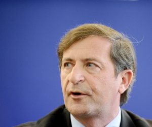 Ljubljana, 19.02.2013. - Slovenski ministar vanjskih poslova rekao Karl Erjavec izjavio je u utorak za televizijsku postaju POP-TV da je do ratifikacije hrvatskog pristupnog ugovora s Europskog unijom u Sloveniji moglo doæi veæ poèetkom oujka da ga premijer Janez Jana nije neoèekivano smijenio kao pregovaraèa za pitanje Ljubljanske banke. Na slici Karl Erjavec tijekom dananja tiskovne konferencije u slovenskom Ministarstvu vanjskih poslova.
foto FaH/ STA/ Tamino Petelinek/ ua