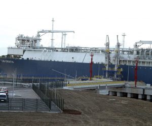Omišalj, 01.12.2020. - Brod LNG Croatia, plutajuća jedinica za prihvat, skladišćenje i uplinjavanje (FSRU) u utorak je uplovio na terminal za ukapljeni plin u Omišlju. Uplovljavanju je prisustvovao i ministar gospodarstva i održivog razvoja Tomislav Ćorić.
foto HINA/ Miljenko KLEPAC/ mk