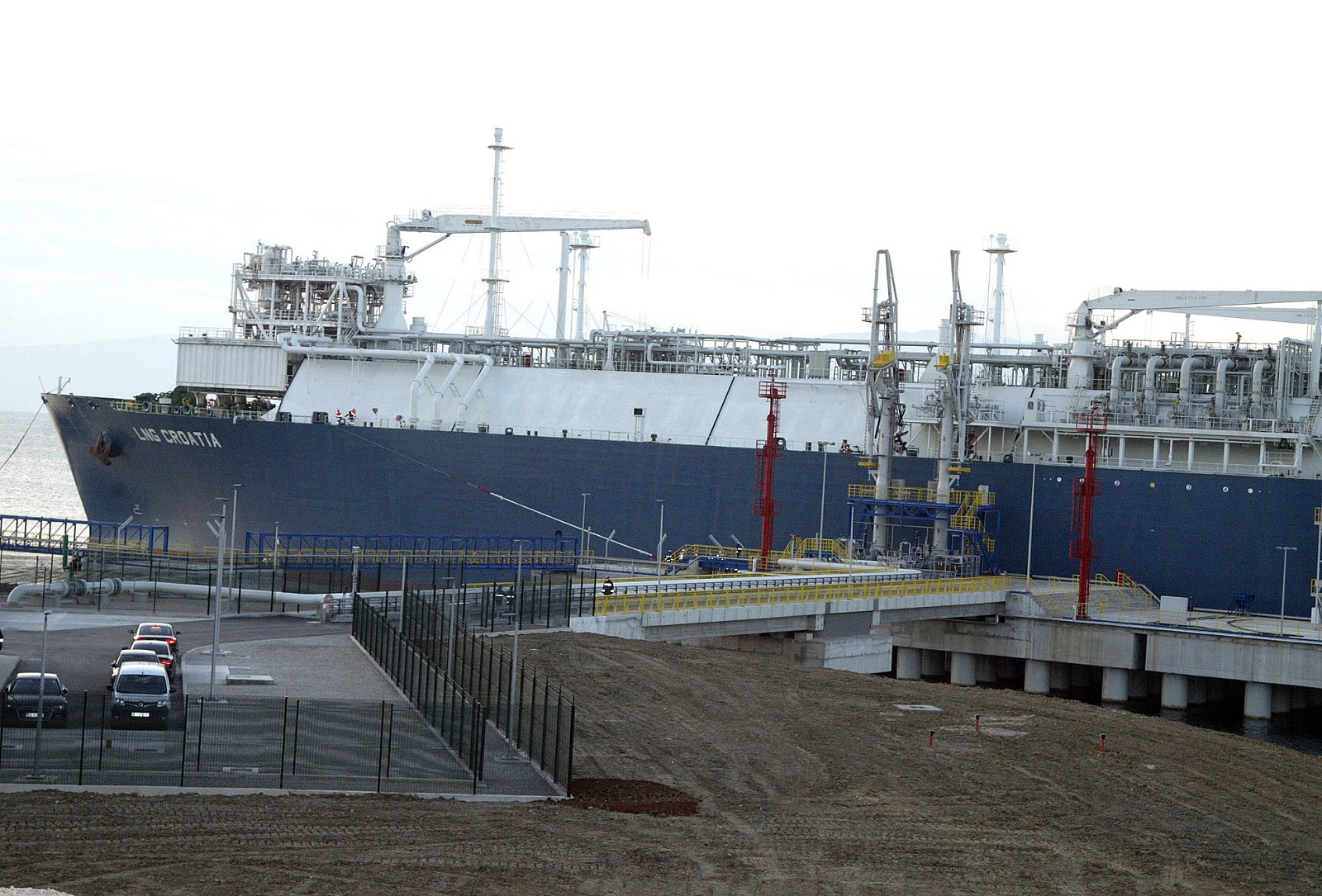 Omišalj, 01.12.2020. - Brod LNG Croatia, plutajuća jedinica za prihvat, skladišćenje i uplinjavanje (FSRU) u utorak je uplovio na terminal za ukapljeni plin u Omišlju. Uplovljavanju je prisustvovao i ministar gospodarstva i održivog razvoja Tomislav Ćorić.
foto HINA/ Miljenko KLEPAC/ mk