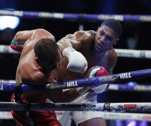 epa08880739 Defending WBA (Super), IBF, WBO, and IBO world champion Anthony Joshua of Britain (R) and Kubrat Pulev of Bulgaria during their heavyweight world title bout at the SSE Arena in London, Britain, 12 December 2020.  EPA/Andrew Couldridge / POOL