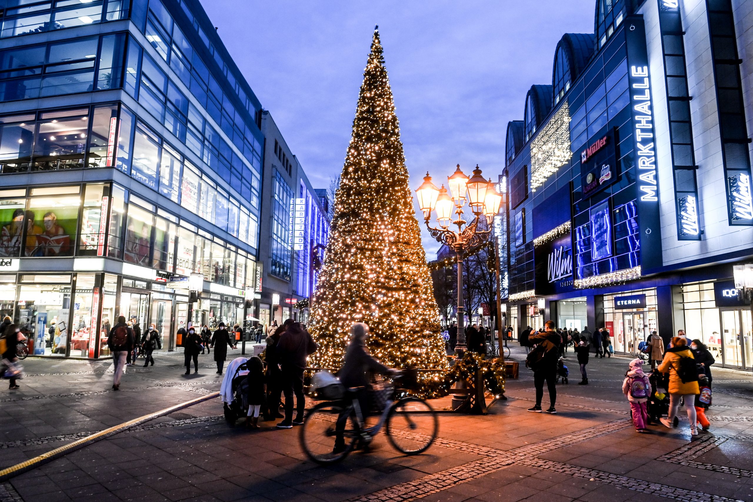 epa08884191 People walk at the Berlin's major shopping street Wilmersdorfer Street in Berlin, Germany, 14 December 2020. As the number of cases of the COVID-19 disease caused by the SARS-CoV-2 coronavirus is still rising throughout Germany, the government has imposed a second hard lockdown with businesses closing from 16 December on until 10 January 2021  EPA/FILIP SINGER