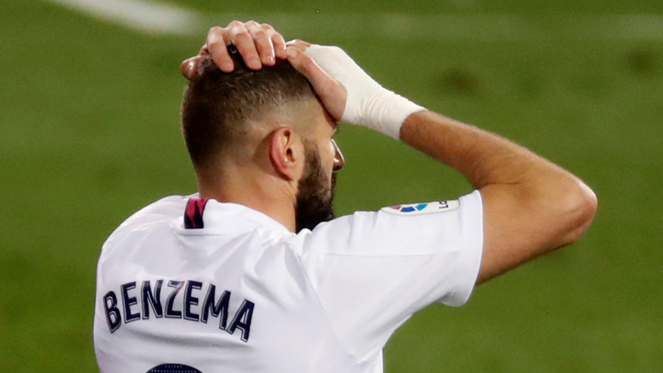epa08896931 Real Madrid's striker Karim Benzema reacts during the Spanish LaLiga soccer march between SD Eibar and Real Madrid held at Ipurua Stadium in Eibar, Spain, 20 December 2020.  EPA/Juan Herrero