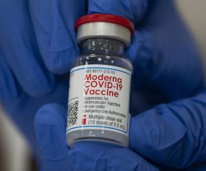 epa08898832 Michelle Chester, DNP, director, employee health services, Northwell shows the Moderna coronavirus disease (COVID-19) vaccine at Northwell Health's Long Island Jewish Valley Stream hospital in New York City, USA, 21 December 2020.  EPA/EDUARDO MUNOZ / POOL