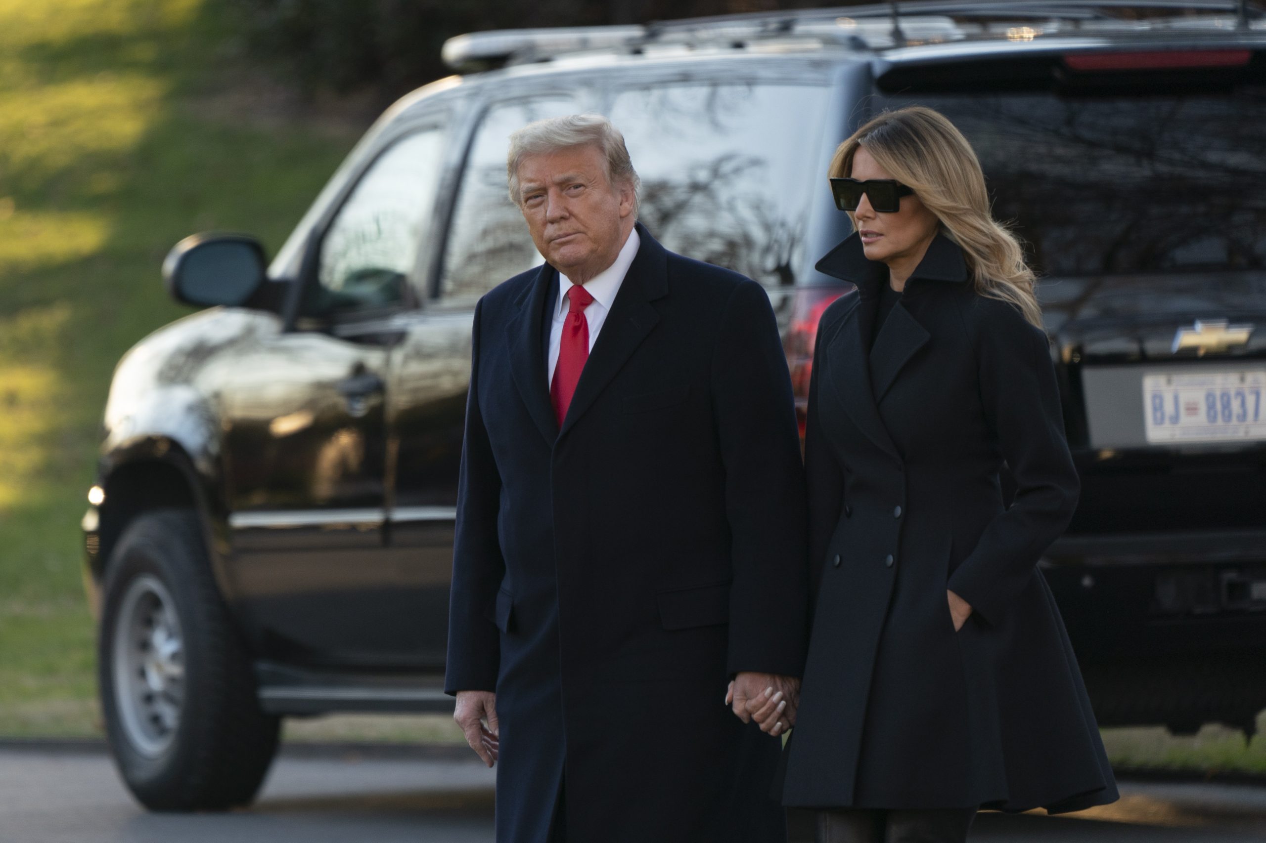 epa08901877 US President Donald J. Trump and First lady Melania Trump (R) depart the White House, in Washington, DC, USA, 23 December 2020, headed out to Mar-a-Lago in Palm Beach, Florida.  EPA/Chris Kleponis / POOL
