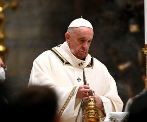 epa08902978 Pope Francis leads a Christmas Eve mass to mark the nativity of Jesus Christ, at St Peter's basilica in the Vatican, 24 December 2020.  EPA/VINCENZO PINTO / POOL