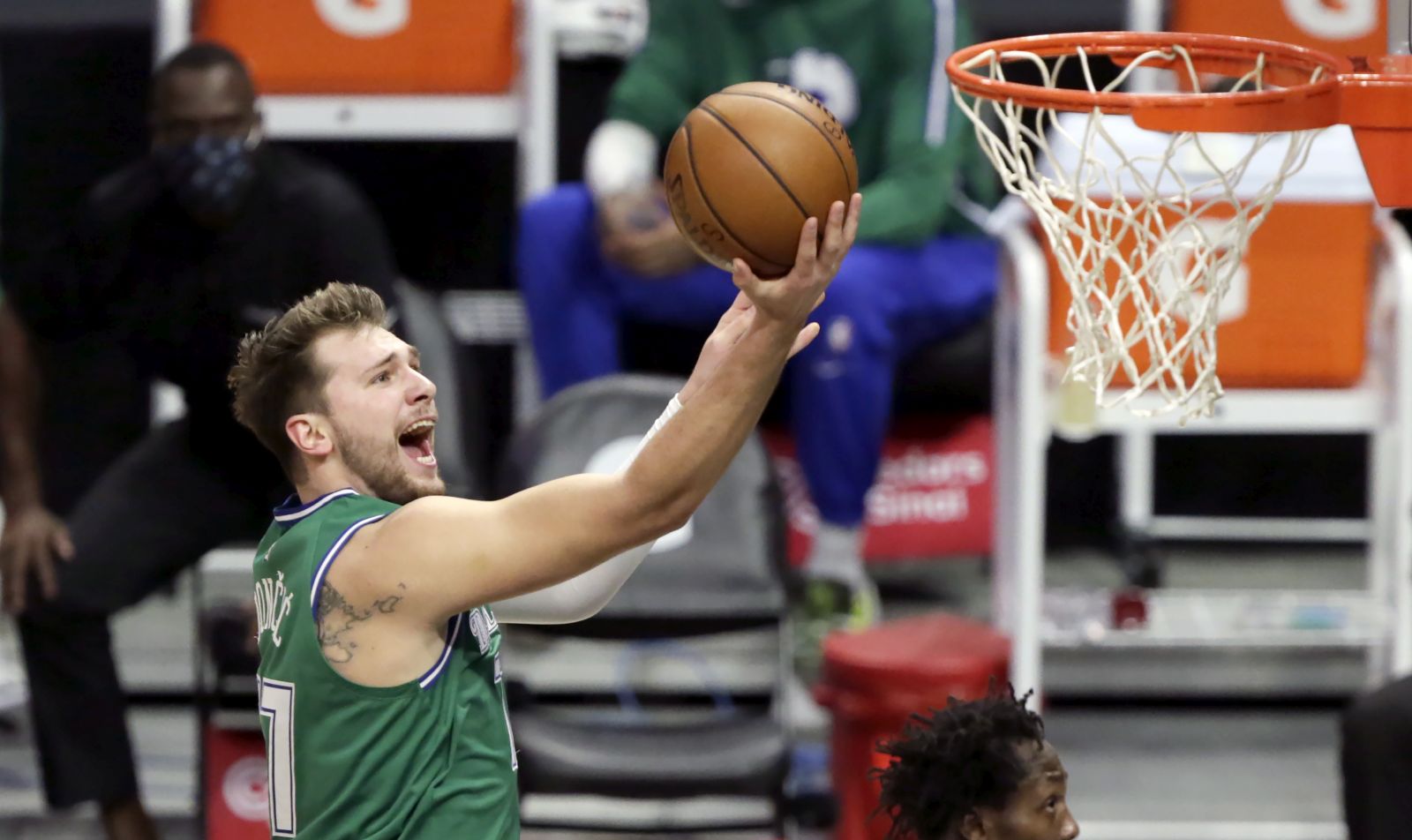 epa08906947 Dallas Mavericks guard Luka Doncic (L) drives to the basket over Los Angeles Clippers guard Patrick Beverley during the first half of the NBA basketball game between Dallas Mavericks and Los Angeles Clippers at Staples Center in Los Angeles, California, USA, 27 December 2020.  EPA/ALEX GALLARDO  SHUTTERSTOCK OUT SHUTTERSTOCK OUT