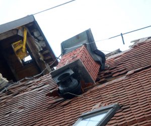 Petrinja, 29.12.2020.- Sisaèko-moslavaèku upaniju pogodio je razorni potres jaèine 6.2 stupnjeva po Richteru. Ulice Petrinja su pune ruevina, veliki broj objekata je oteæen, a spasioci tragaju za preivjelima. foto HINA/ Damir SENÈAR/ ua