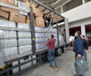 Zadar, 30.12.2020. - Humanitarna pomoæ za stradale u razornom potresu u Petrinji i Sisku nesmanjenom brzinom jos od sinoæ priste na vie mjesta u gradu. Graðani su polusali apel Crvenog kria da sada donesu hranu i higijenske potreptine, buduæi da za odjeæom i prekrivaèima vie nema potrebe. Na slici prikupljanje pomoæi ispred dvorane na Vinjiku koje koordiniraju Crveni kri i Civilna zatita. 
foto HINA/ ua