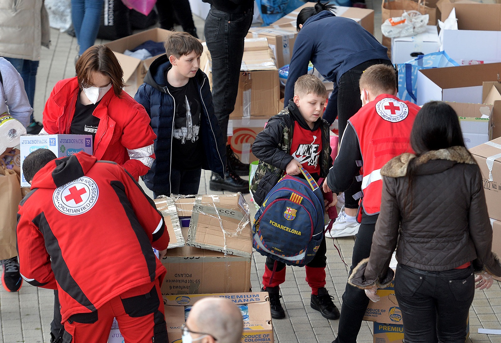 Zadar, 30.12.2020. - Humanitarna pomoæ za stradale u razornom potresu u Petrinji i Sisku nesmanjenom brzinom jos od sinoæ priste na vie mjesta u gradu. Graðani su polusali apel Crvenog kria da sada donesu hranu i higijenske potreptine, buduæi da za odjeæom i prekrivaèima vie nema potrebe. Na slici prikupljanje pomoæi ispred dvorane na Vinjiku koje koordiniraju Crveni kri i Civilna zatita. 
foto HINA/ ua