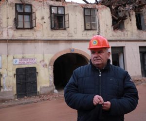 Petrinja, 30.12.2020.- Nakon snažnog potresa, ulice Petrinja su pune ruševina, veliki broj objekata je oštećen.Na slici Darinko Dumbović. foto HINA/Tomislav Pavlek/tp