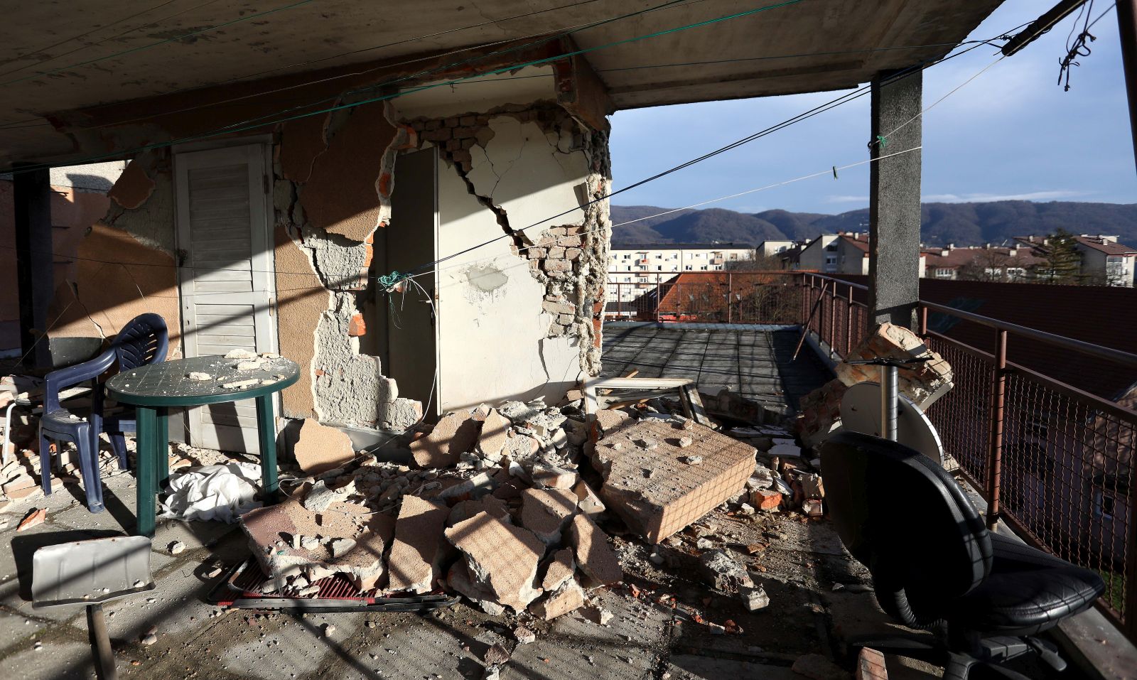 Zapreiæ, 30.12.2020. - Razorni potres s petrinjskog podruèja prouzroèio je velike tete na tri viestambena objekta u centru Zapreiæa iz kojih je iseljeno vie od 50 obitelji. foto HINA/ Lana SLIVAR DOMINIÆ/ lsd