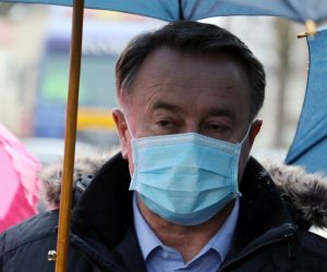 Glina, 31.12.2020 - Prve montane kucice i kontejneri za stanovnike podrucja pogodenih potresom stigle su u Glinu gdje ce biti rasporedene kod stanovnika sa najvecim otecenjima kuca. Na slici upan sisacko moslavacke upanije Ivo inic.
foto HINA/ Admir BULJUBAIC/ ds