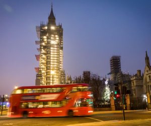 epa08913899 A bus travels along the road past the Houses of Parliament at dawn in Westminster, London, Britain, 01 January 2021. Britain left the European Union at 11pm on 31 December 2020.  EPA/VICKIE FLORES