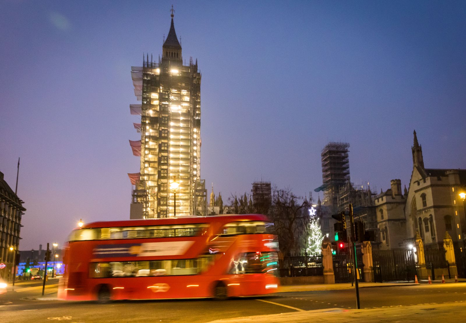 epa08913899 A bus travels along the road past the Houses of Parliament at dawn in Westminster, London, Britain, 01 January 2021. Britain left the European Union at 11pm on 31 December 2020.  EPA/VICKIE FLORES