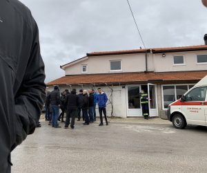 Mostar, 01.01.2021 -Èetiri mladiæa i èetiri djevojke u dobi od 18 do 20 godina preminulo je od posljedica guenja u mjestu Tribistovo nedaleko Posuja u novogodinjoj noæi, potvrdio je za medije ravnatelj policije upanije Zapadnohercegovaèke Milan Galiæ. foto HINA/ ik