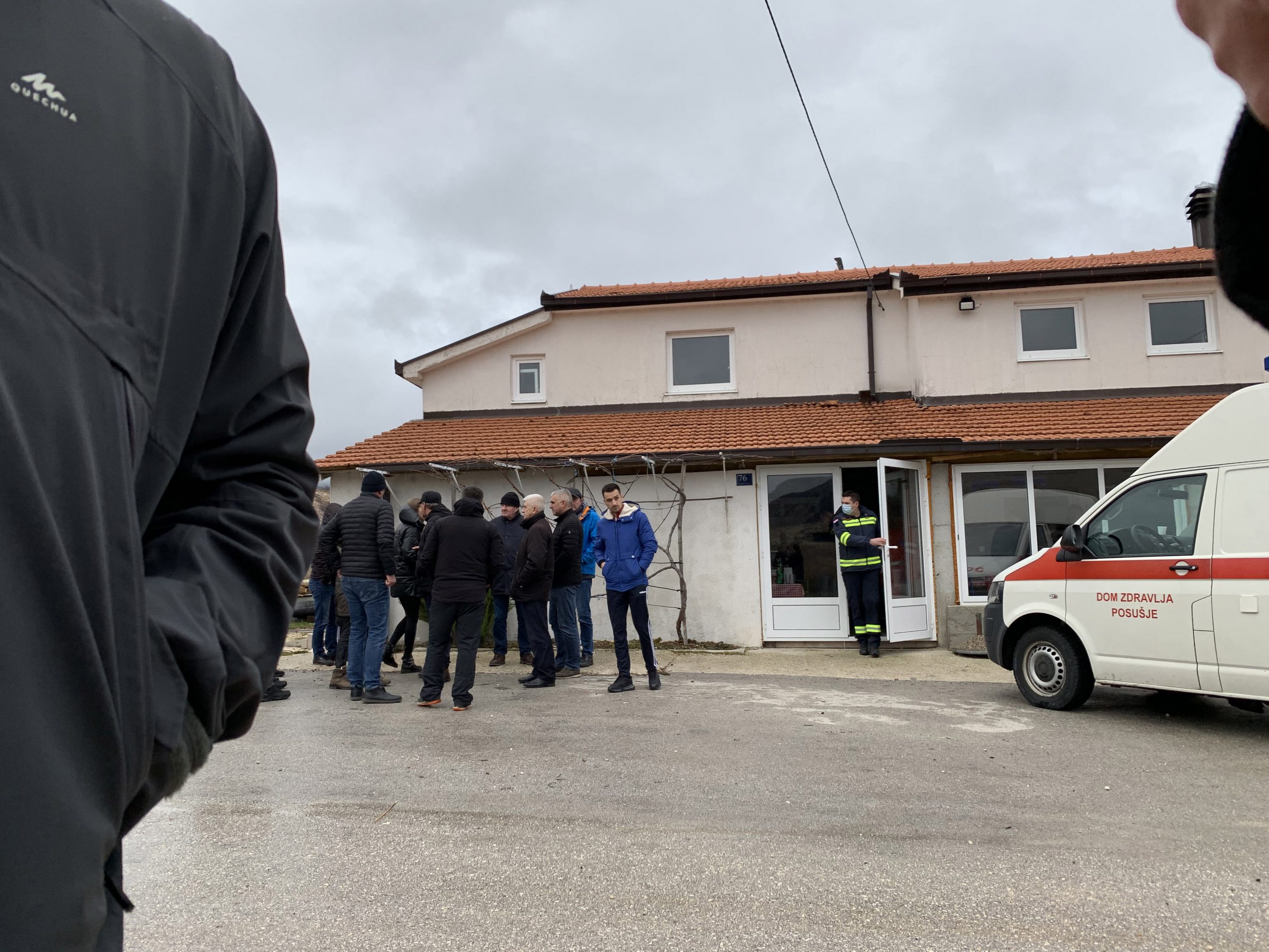 Mostar, 01.01.2021 -Èetiri mladiæa i èetiri djevojke u dobi od 18 do 20 godina preminulo je od posljedica guenja u mjestu Tribistovo nedaleko Posuja u novogodinjoj noæi, potvrdio je za medije ravnatelj policije upanije Zapadnohercegovaèke Milan Galiæ. foto HINA/ ik