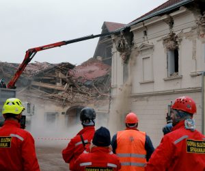Petrinja, 21.1.2021.- Grad Petrinja nakon razornog potresa koji je pogodio Sisaèko-moslavaèku upaniju. Graðevinske ekipe jo uvijek otklanjaju posljedice potresa, a deseci statièara obilaze stambene i druge objekte i kategoriziraju ih prema stupnju oteæenja. 
foto HINA/ Tomislav PAVLEK/ ua
