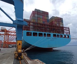 Rijeka, 2.1.2021.-  U rijeèku luku u subotu je iz Shanghaija uplovio brod Maersk Hangzhou na kojem se nalazi zatitna oprema koju je Vlada preko Ravnateljstva za robne zalihe Ministarstva gospodarstva i odrivog razvoja nabavila za potrebe nastavka borbe protiv epidemije koronavirusa. 
foto HINA/ Vlada RH/ ua